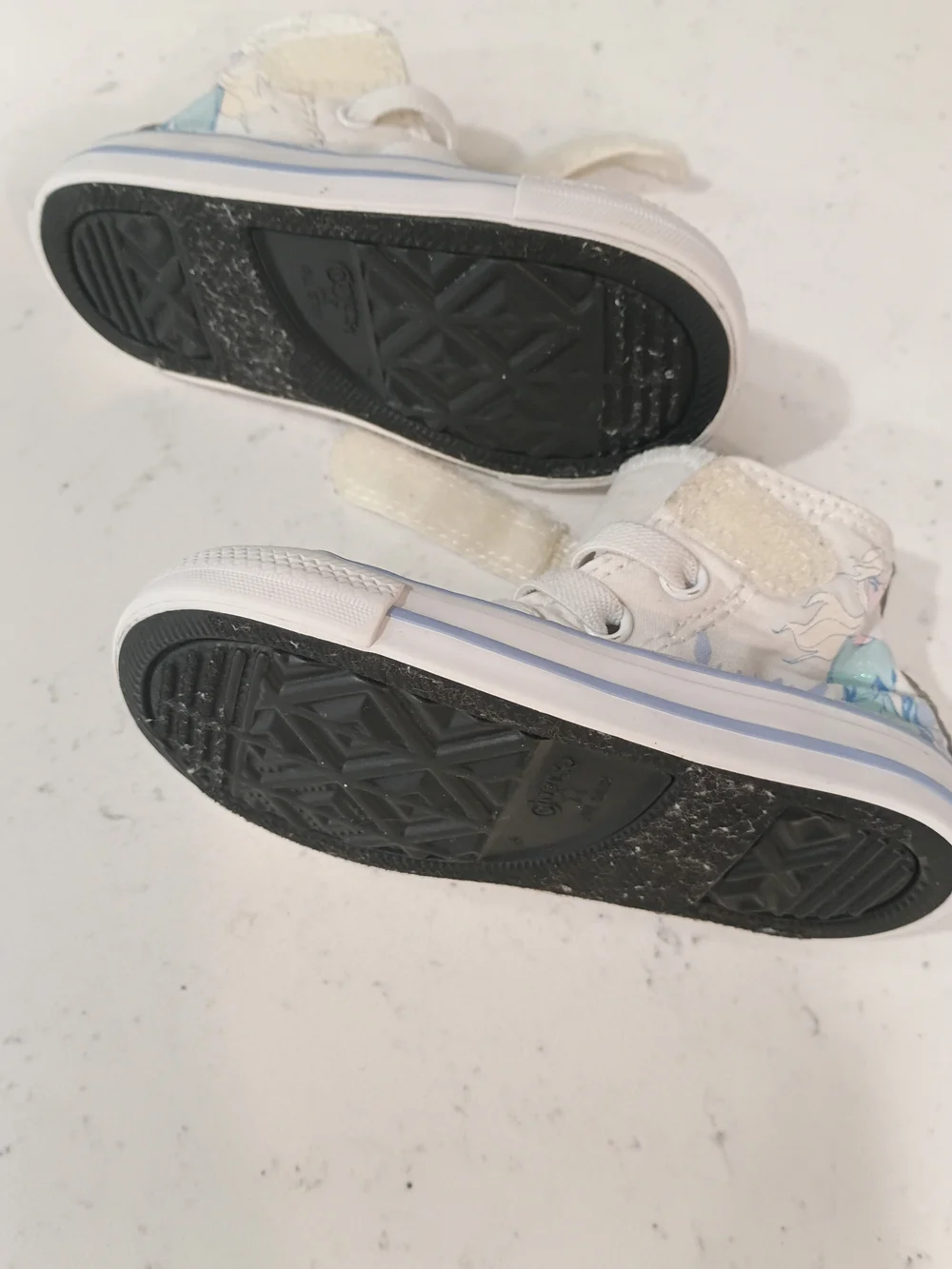 Converse one pair